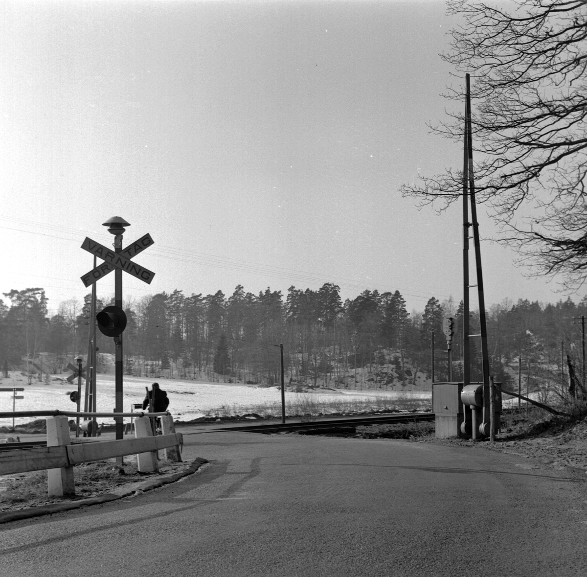 Järnvägsövergång med varningsskylt och bommar, Fagersjövägen.