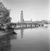 Riddarholmsbron, på sträckan mellan Riddarholmen och Stockholms Central. Statens Järnvägar SJ F. Foto taget från Riddarhuskajen. Strömborgen till vänster bild.