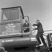 S:t Eriksmässan, Statens Järnvägar SJ Q51 101365, specialtransportvagn för tunga transporter. Generaldirektör Erik Upmark på trappsteget till bromshytten.