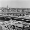 Statens Järnvägar SJ Ra. Expresståg på Södra Järnvägsbron,vid Mälarstrand. Tyska kyrkan även i bild.
Fotot möjligen taget från taket på fastighet Pryssgränd/Bastugatan.