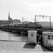 Statens Järnvägar SJ Ra. Expresståg på Riddarholmsbron, mellan Riddarholmen och Stockholm Central (Tegelbacken.)