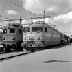 Statens Järnvägar SJ F 628, och Statens järnvägar SJ Rb1 1001 på Stockholm Central.