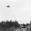 Sprängning vid Galtåsen. Helikopter övervakar övningen. SJ B5 888