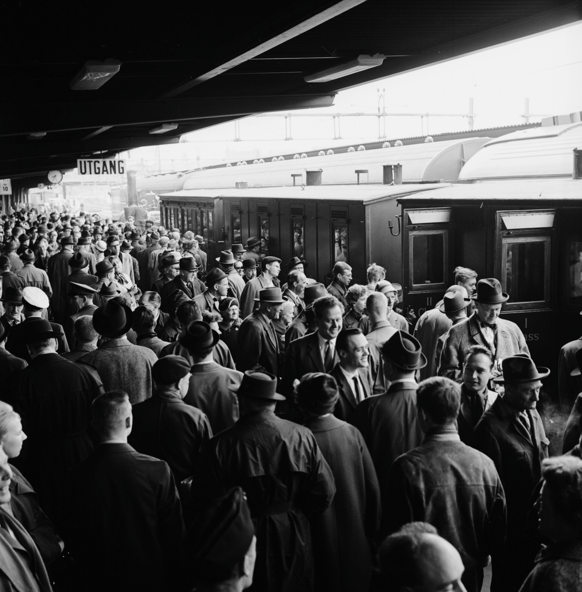 Historiska tågets resa från Stockholm till Göteborg för invigningen av Tåg 62.  På bilden syns lok nummer 3 "Prins August", senare Statens Järnvägar SJ Bb 43.. Köping Hult Järnväg KHJ CD 13. Statens Järnväg SJ C 182. Statens Järnväg SJ AB 289.