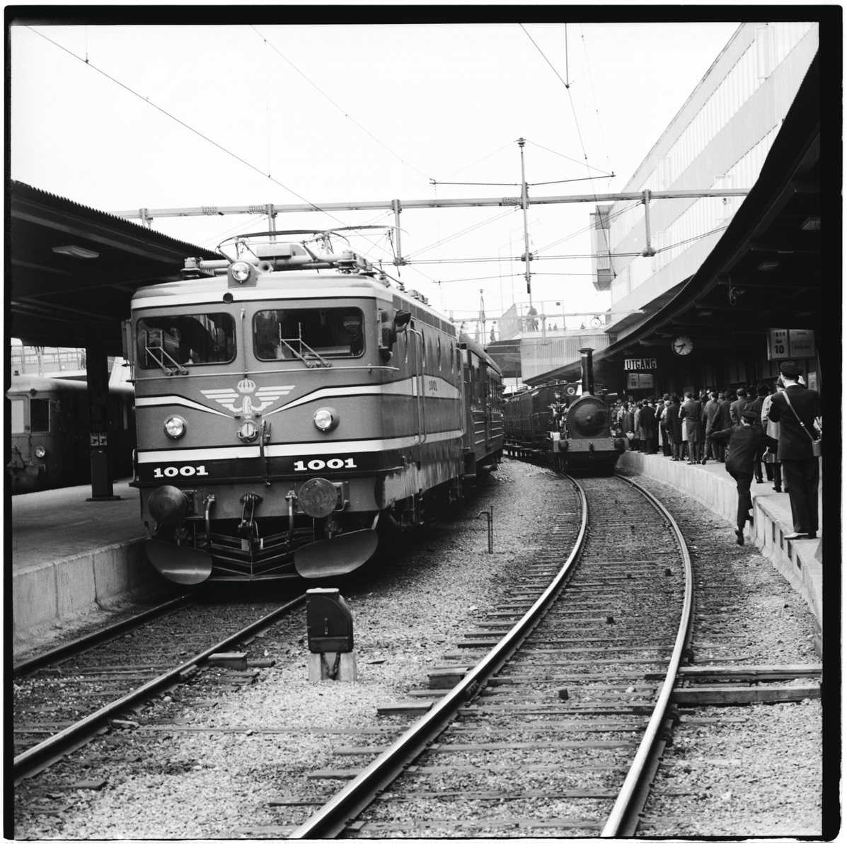 Historiska tågets resa från Stockholm till Göteborg för invigningen av Tåg 62.  På bilden bilden syns lok nummer 3 "Prins August", senare Statens Järnvägar SJ Bb 43, och  Statens Järnvägar SJ Rb1 1001.