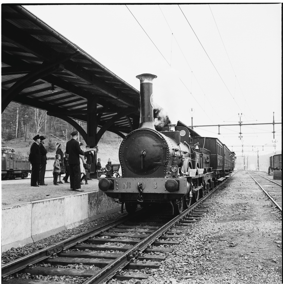 Historiska tågets resa från Stockholm till Göteborg för invigningen av Tåg 62. SJ B 3 "Prins August". KHJ CD 13. SJ C 182. SJ AB 289. SJ A 103. SJ C2b 329