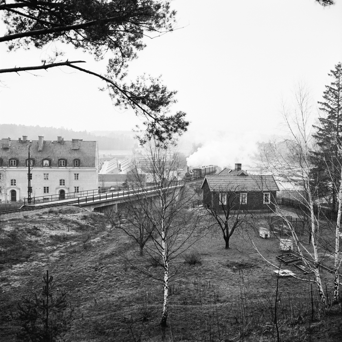 Historiska tågets resa från Stockholm till Göteborg för invigningen av Tåg 62. Sträckan Södertälje-Gnesta. SJ B 3 "Prins August". KHJ CD 13. SJ C 182. SJ AB 289. SJ A 103. SJ C2b 329