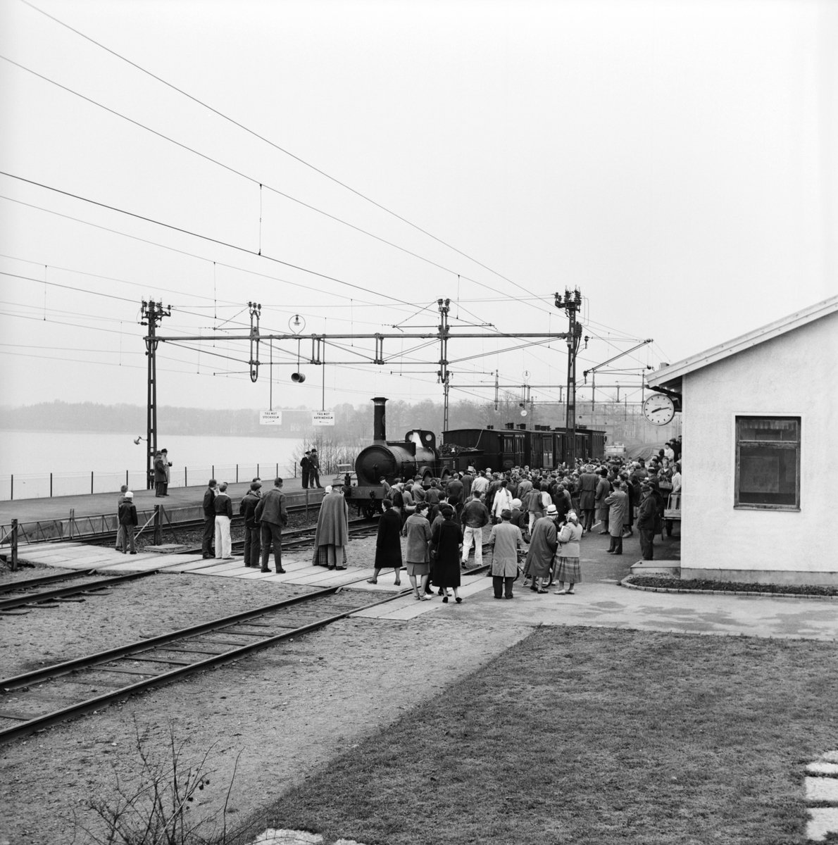 Historiska tågets resa från Stockholm till Göteborg för invigningen av Tåg 62. SJ B 3 "Prins August". KHJ CD 13. SJ C 182. SJ AB 289. SJ A 103. SJ C2b 329