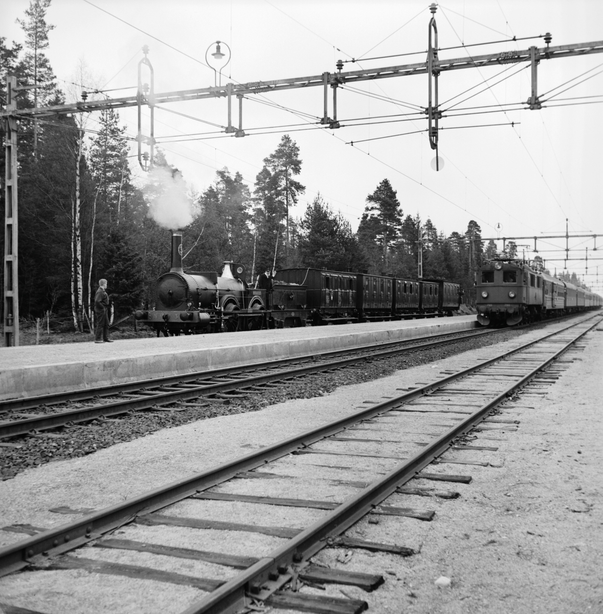 Historiska tågets resa från Stockholm till Göteborg för invigningen av Tåg 62. SJ B 3 "Prins August". KHJ CD 13. SJ C 182. SJ AB 289. SJ A 103. SJ C2b 329. SJ F 700