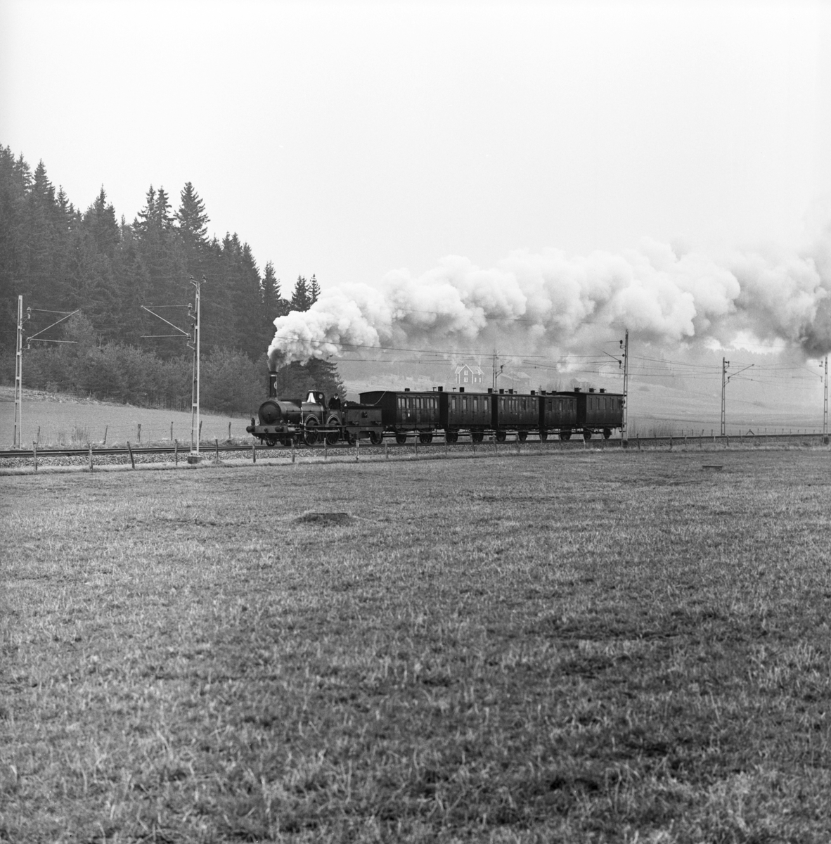 Historiska tågets resa från Stockholm till Göteborg för invigningen av Tåg 62. Sträckan Flen-Katrineholm. SJ B 3 "Prins August". KHJ CD 13. SJ C 182. SJ AB 289. SJ A 103. SJ C2b 329