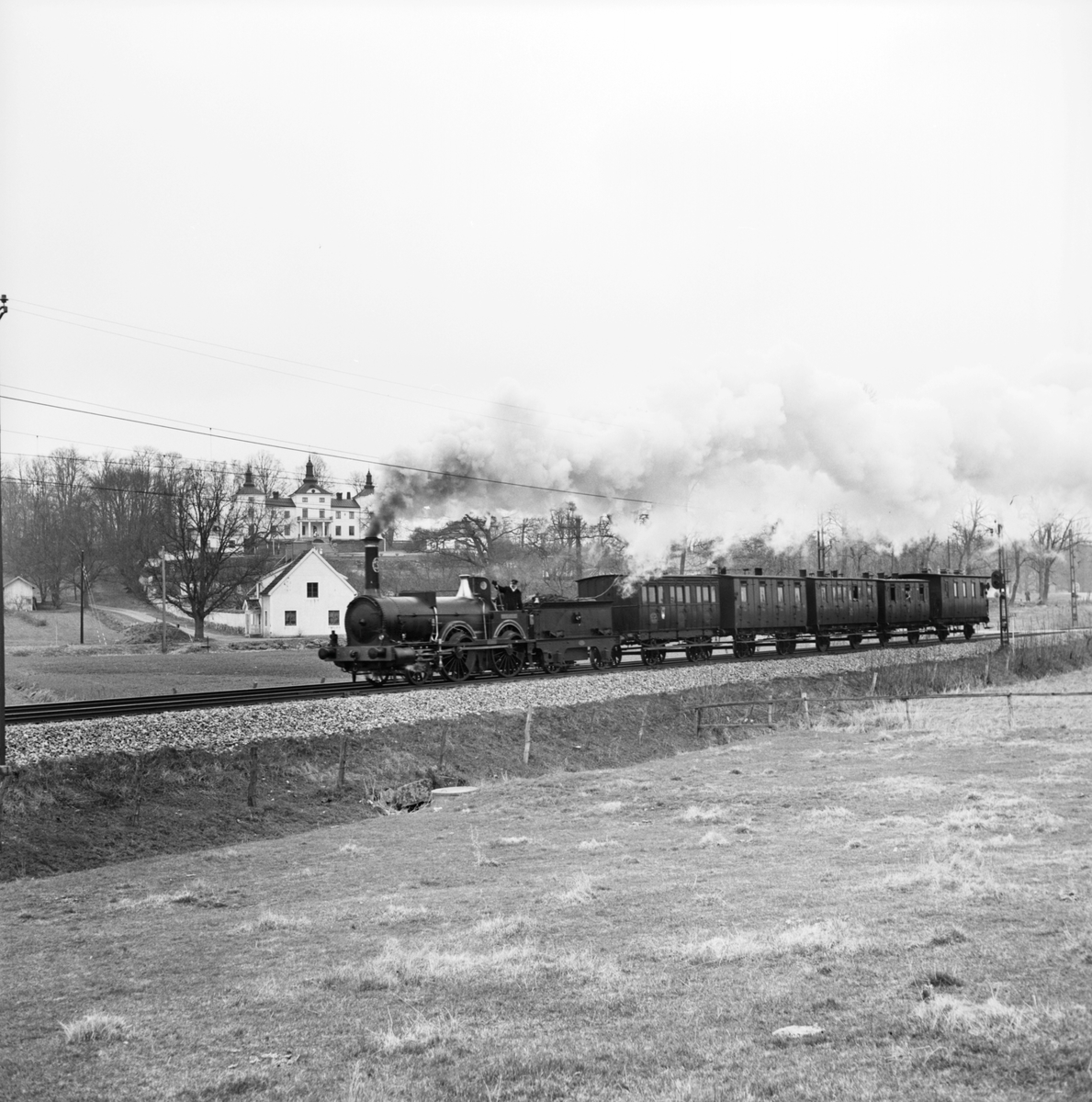 Historiska tågets resa från Stockholm till Göteborg för invigningen av Tåg 62. Sträckan Flen-Katrineholm. SJ B 3 "Prins August". KHJ CD 13. SJ C 182. SJ AB 289. SJ A 103. SJ C2b 329. Stenhammars Slott