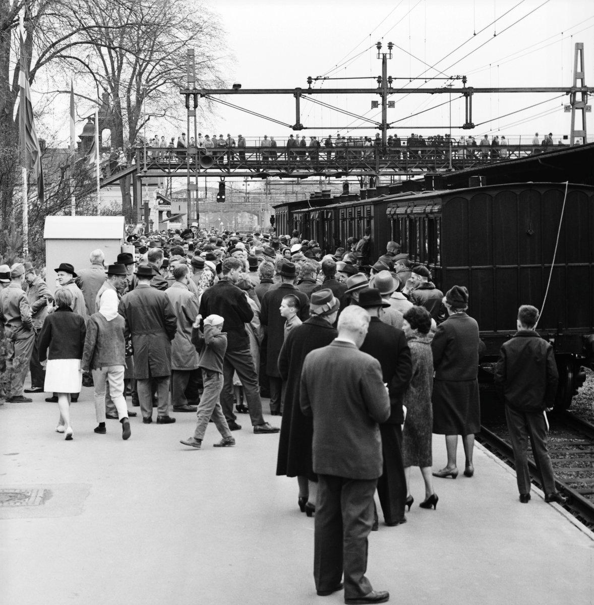 Historiska tågets resa från Stockholm till Göteborg för invigningen av Tåg 62. KHJ CD 13. SJ C 182. SJ AB 289. SJ A 103. SJ C2b 329