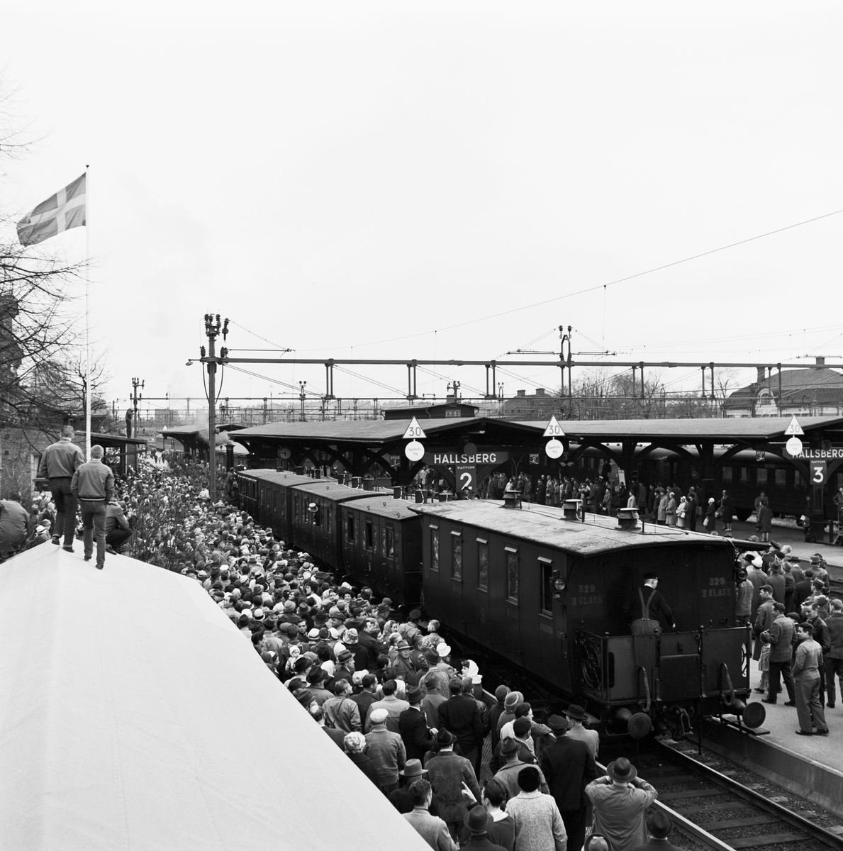 Historiska tågets resa från Stockholm till Göteborg för invigningen av Tåg 62. SJ B 3 "Prins August". KHJ CD 13. SJ C 182. SJ AB 289. SJ A 103. SJ C2b 329