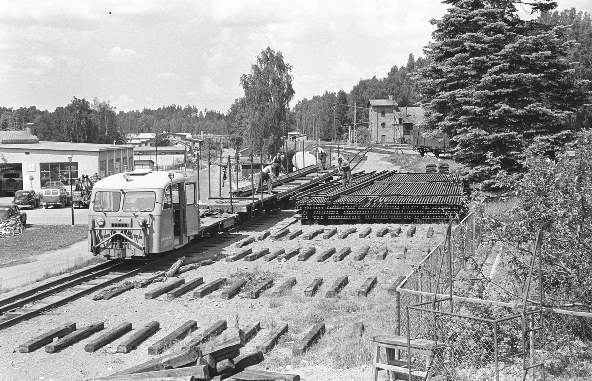 Spårarbete: breddning till normalspår på sträckan Åtvidaberg - Västervik. Motortralla, ombyggd från en rälsbuss, motorvagn, SJ Yp 727.