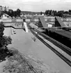 Plattform och gångbro till de olika spåren vid Borlänge station.