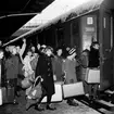 Stockholm Central. Skolresor till fjällen. Klarabergsviadukten skymtar åvan vagnens tak.