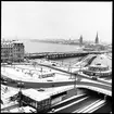 Broar över Södra Riddarfjärden / Söderström. Södra Järnvägsbron / Centralbron borterst av broarna. Bron under uppförande som går mellan Gamla Stans tunnelbanestation och Söder Mälarstrand / Slussen är blivande pendel / tunnelbane bron.