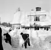 Snöskottning utanför Hussjöby station