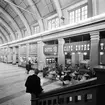 Vänthallen,Stockholm Central. Fotot taget från trappan upp till resturangen i Vänthallens södra del.