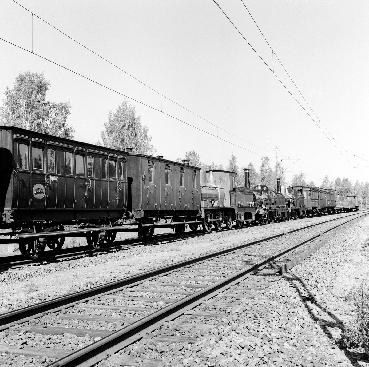 Person och postvagn Köping-Hults Järnväg, KHJ CD nr 40. Förstaklassvagn som nedklassades till andra klass troligen på 1880-talet. Enkel tredjeklassinredning i två kupéer och en tredje inredd för postsortering 1895. Taket av linnedamast är det enda som finns kvar av den tidiga förstaklassinteriören. Väggar och bänkar målade med eklasyr. Vagnskorg helt i trä täckt av tjocka teakskivor indelade av ett listverk i regelbundna fält, varpå ett lackskikt är pålagt. Ny kupédörr, ny fernissa, och posthorn på postkupéerna utvändigt samt nytillverkning av bänksitsar i en av tredjeklasskupéerna, nya hyllor för postfack samt vissa målningsarbeten på 1930-talet.  
Vagnen är kulturhistoriskt mycket värdefull som den äldsta bevarade svenska personvagnen och dessutom som representant för den första stora privatbanan. Vagnens karaktär är utvändigt nära original och inredningen är välbevarad efter ombyggnaden 1895.