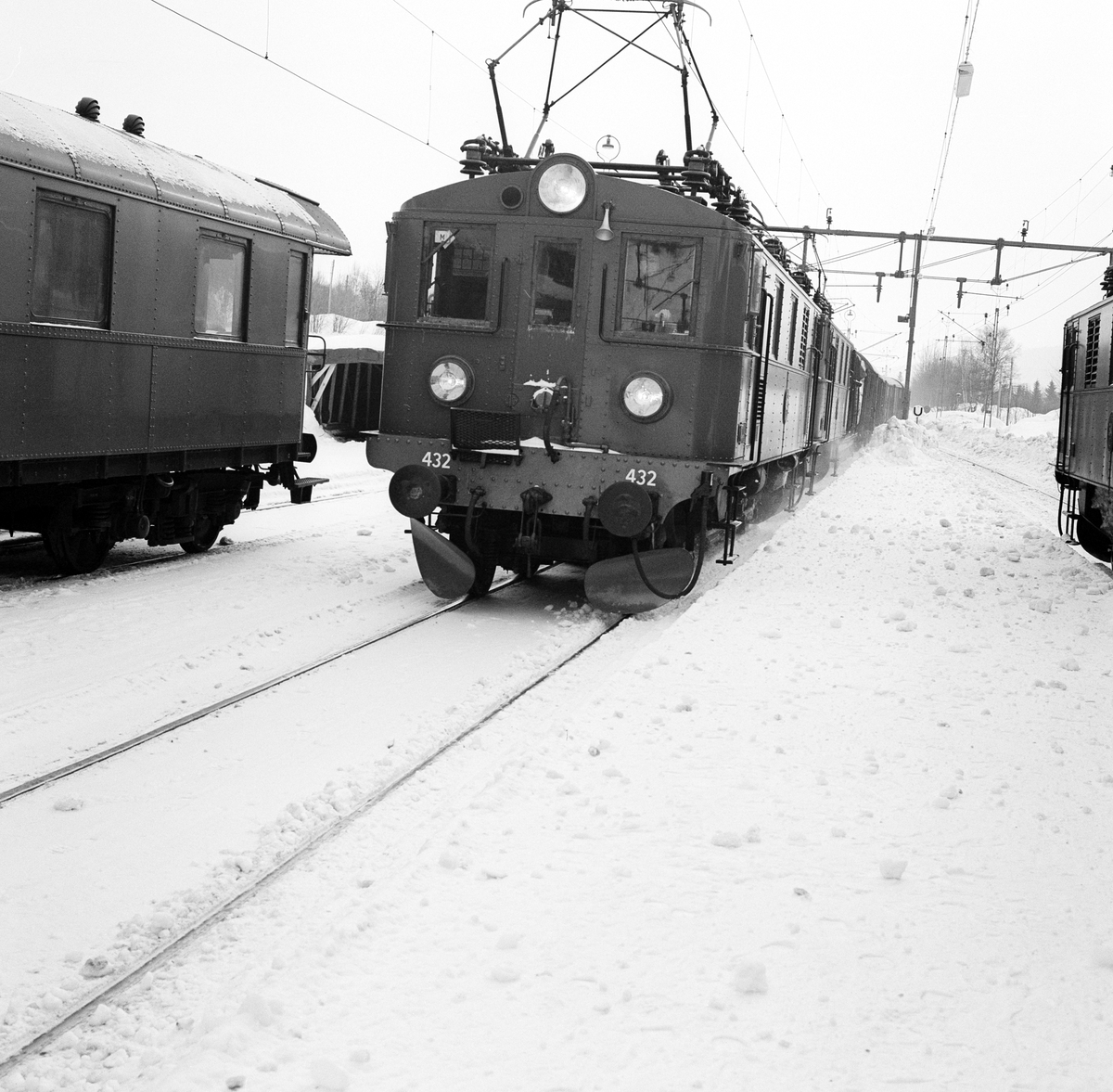 Ellok SJ Dk nr 432
F.d. littera Du, Du2.
Renoverad och delvis återställt till utförande som Dk i 1950-talsutförande. Universallok av den första standardtypen med nitad stålkorg. Nitad hytt, typiskt brunlok och lådformigt som de flesta ellok, men i ganska gott skick. Delvis återställt och ommålat. Utrustat med ATC sedan det kom till museet.
