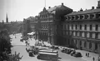 Stockholm Centralstations huvudingång, sedd från Klarabergsvidukten. Riddarholmskyrkans torn i bildens vänstra hörn.