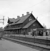 Vännäs järnvägsstation. Splitterskydd uppsatta framför ingången till tågexpeditionen.