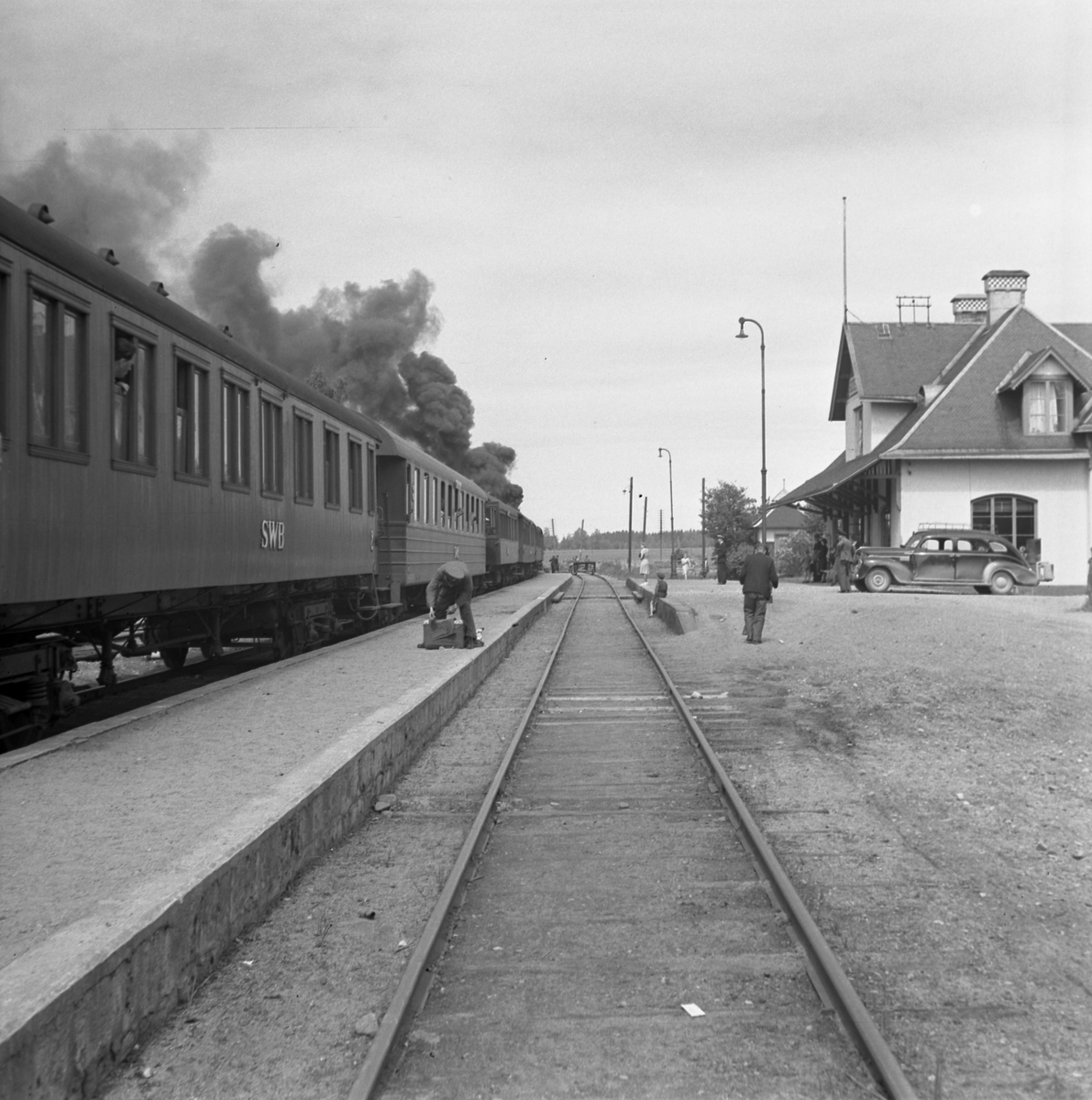 Söderbärke järnvägsstation. Bil med gengasaggregat till höger i bild.