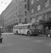 Statens Järnvägar, SJ turistbuss utanför Carlton Hotel. SJ buss nummer 1882. Registreringsnummer M829.