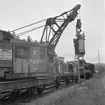 Statens Järnvägar, SJ BYCF 1075 Q. Kranvagn. Montering av sugtransformator. Elektrifiering av linjen Ånge-Sundsvall.