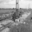 Arbetsbild från elektrifieringsarbete på sträckan Helsingborg-Hässleholm. Inpassning av stolpe vid Klippan.