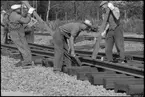 Arbete på sträckan Örebro-Frövi, som blev färdig 1956.