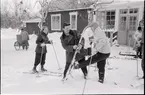 Skidturister vid fjällstuga.