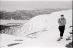 En turist som fotograferar fjällandskapet.