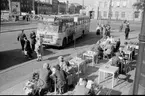 Statens Järnvägar, SJ-buss till Oslo, vid hållplats i närheten av uteservering vid Malmö Central.