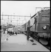 Boden Centralstation. Vid perrongen står SJ Da nr 890 med personvagnar och postvagn som lastas med postsäckar.