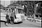 Statens Järnvägar, SJ Turistbuss med förare och värdinna, här utanför Malmö centralstation.