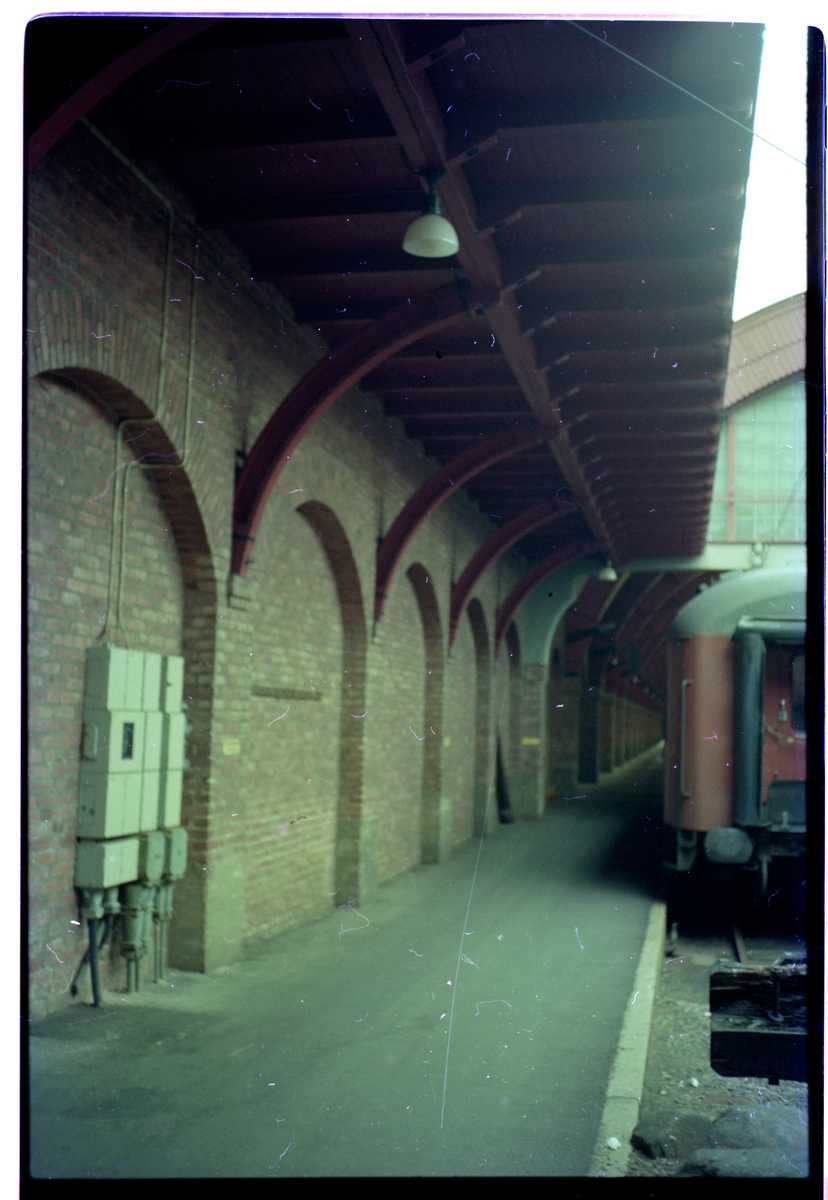 Plattform och personvagn vid banhallen på Malmö centralstation.