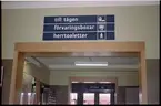 Informationsskyltar i väntsalen på Östersund station.