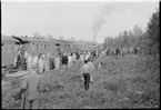 Resande kliver av för att promenaden upp till Luppioberget, på linjen mellan Övre Niemis och Alkullen.