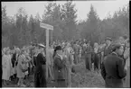 Folksamling vid gångvägen till Luppioberget på linjen mellan Luppio och Övertorneå.