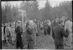 Folksamling vid gångvägen till Luppioberget på linjen mellan Luppio och Övertorneå.