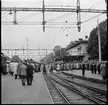 Folksamling vid Västerås järnvägsstation för invigning av eldriften Stockholm, Västerås, Köping och Frövi.