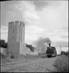 Persontåg vid ringmur. Ånglok Gotland Järnvägar, GJ lok 9 