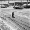 Ernst Sköld håller rent från snö.