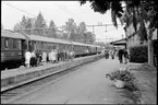 Dollartåget gör ett uppehåll vid Sollefteå station. Musikkåren från I21 hälsar passagerarna välkomna.