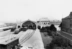 Vy över Göteborg Centralstation banhall och bangård med vändskiva i nederkant av bild.