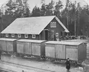 Täckta godsvagnar vid ett omlastningsmagasin på Hallsberg stationsområde.