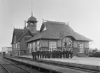 Karlstad Östra stationshus med personal framför.