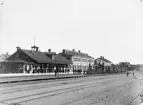 Katrineholm stationsområde med persontåg vid plattform.